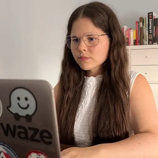 Dekorációs falfestő a laptopjával adminisztrációs munka közben