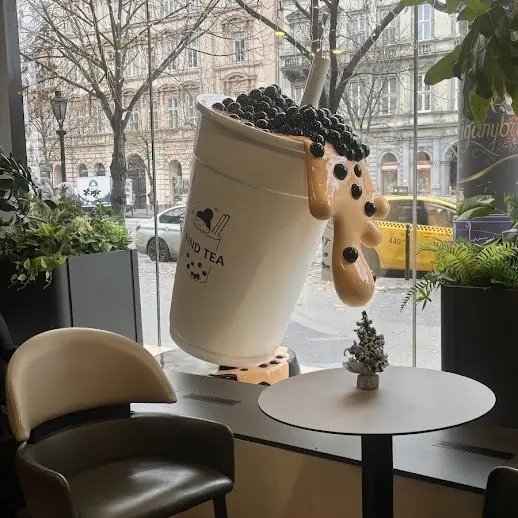 Bubble teázó belső tere, egy óriási bubble tea dekorációval a kirakatban