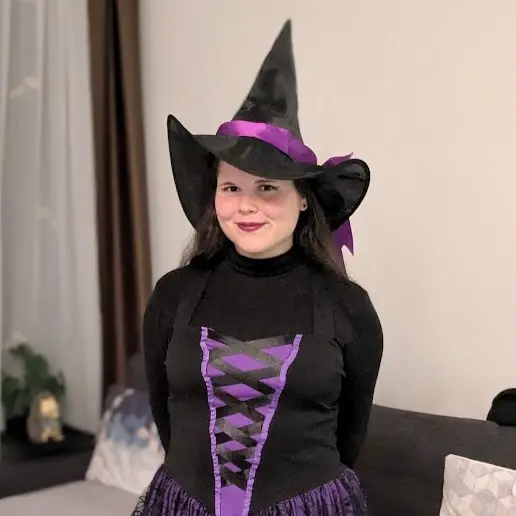 Boszorkány jelmezben Halloweenkor